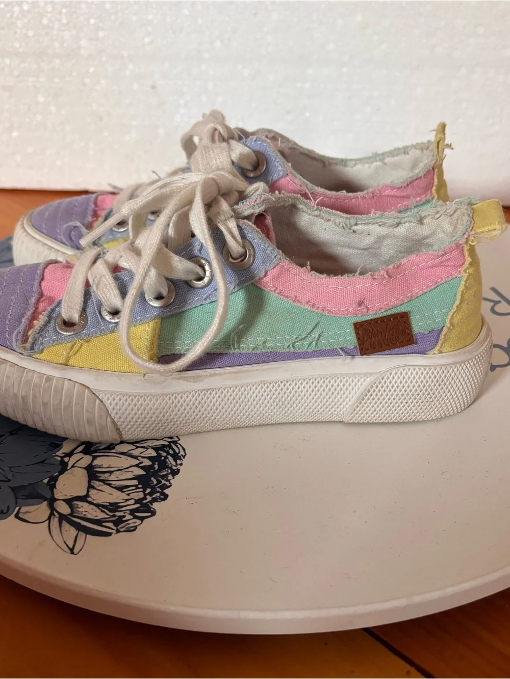 Blowfish Malibu Pastel Rainbow Sneakers Girls 13 🌈
